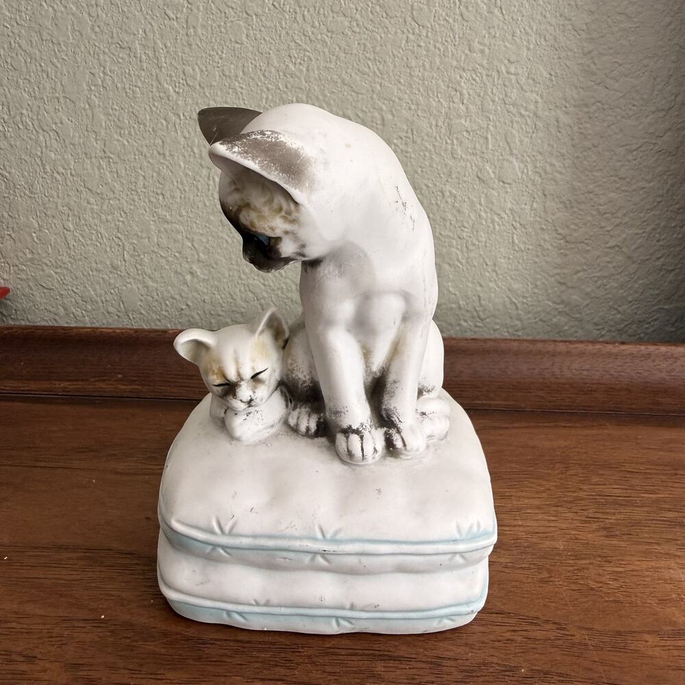 Vintage 1982 Seymour Mann Siamese Cat Kitten Figurine Music Box Porcelain Bisque